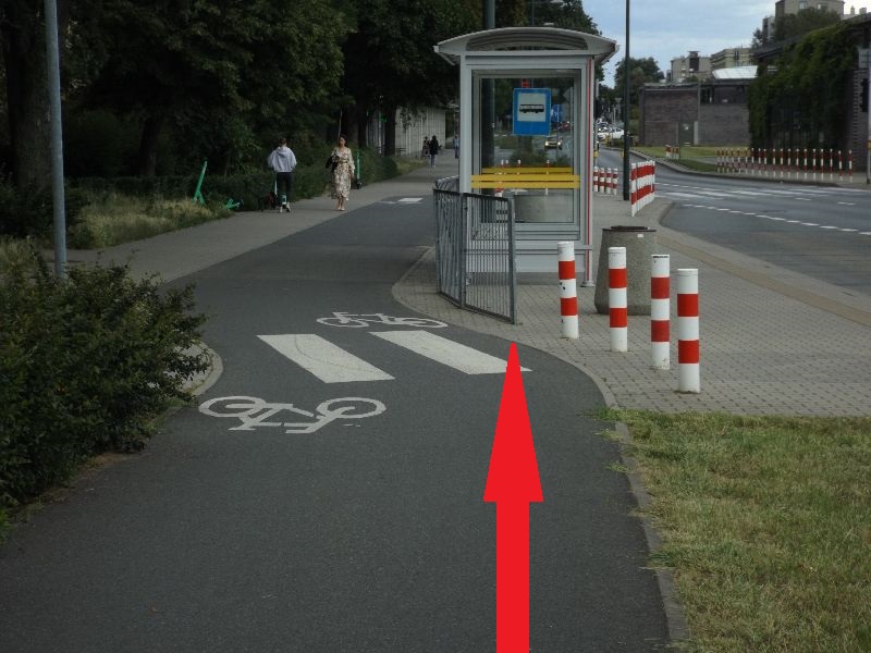 Przy ulicy Kasprowicza na wysokości Wolumenu ostre barierki na drodze dla rowerów za przystankiem autobusowym zagrażają bezpieczeństwu rowerzystów i pieszych