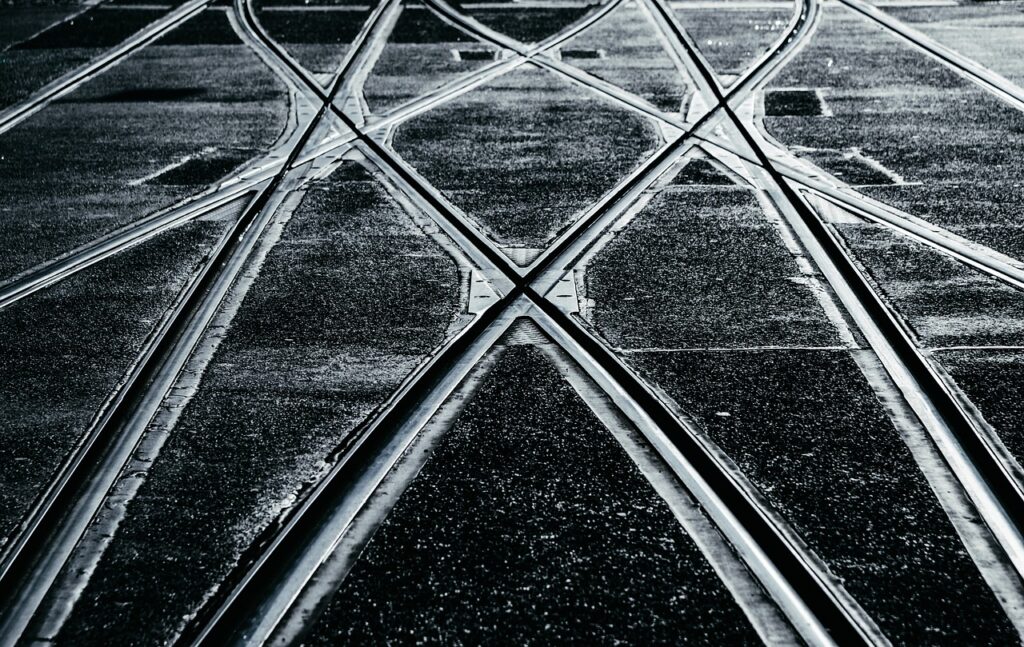 Kręta i zawiła droga tramwaju wzdłuż Modlińskiej Obraz użytkownika 12138562O z Pixabay